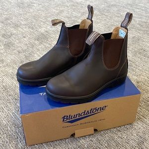 Brand New Blundstone 550. Never been worn. Size 5 (US8)